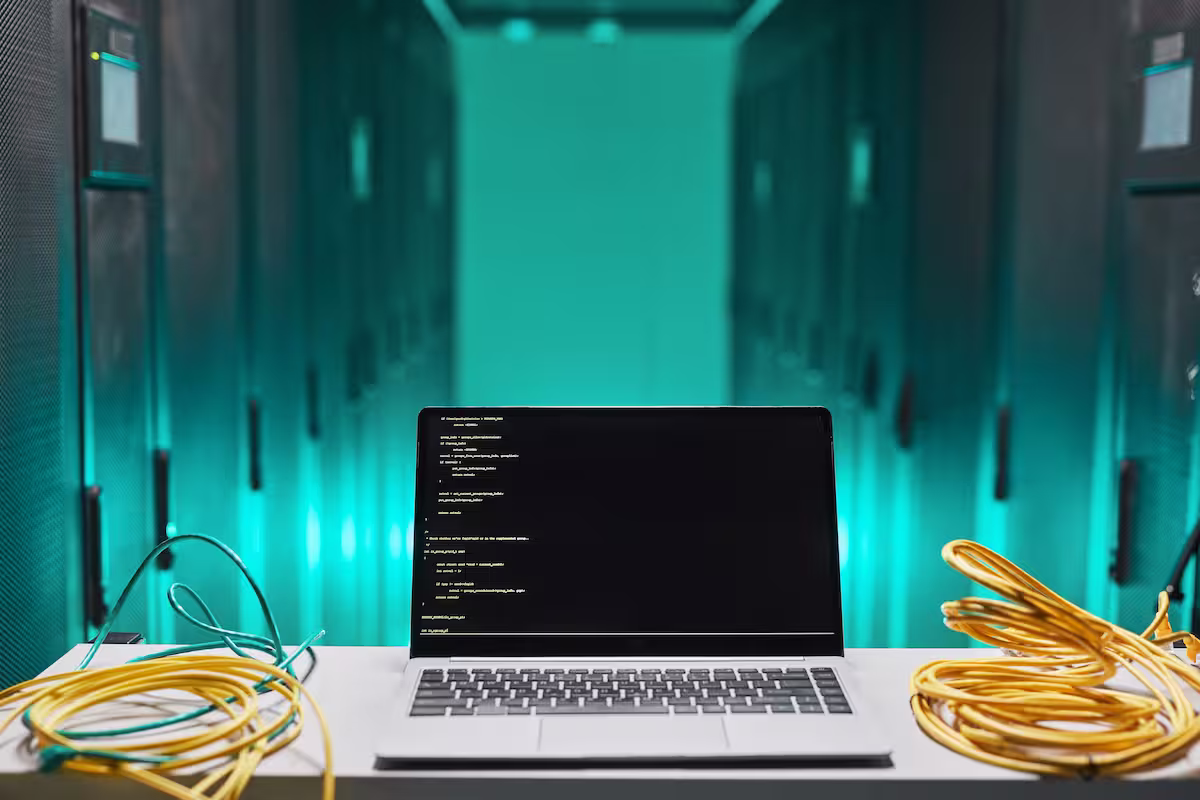 Equipo de WSIT 360 trabajando en soluciones tecnológicas
